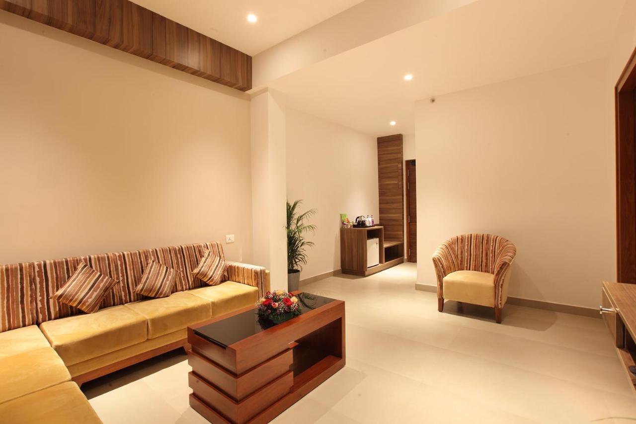 Hotel Maria Park Muvattupuzha エクステリア 写真